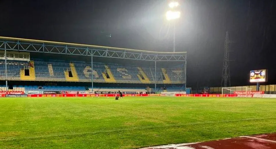 Foto Ploaia a îngreunat starea gazonului la Mediaș. Primul 