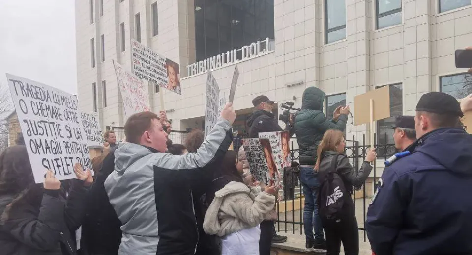 Foto Protest la Tribunalul Dolj: criminalul din Botanică vrea reîncadrarea faptei