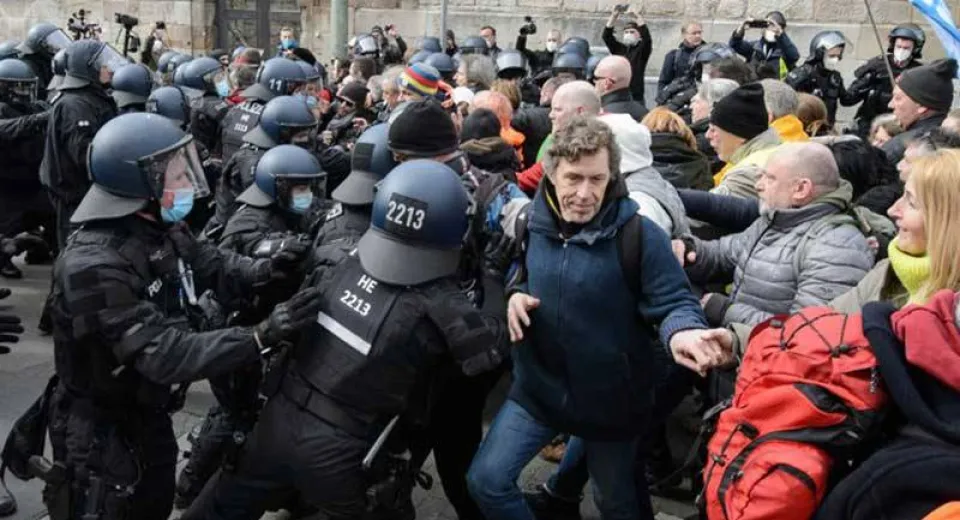 Foto Germania: Ciocniri violente între poliţie şi protestatarii împotriva restricţiilor COVID-19