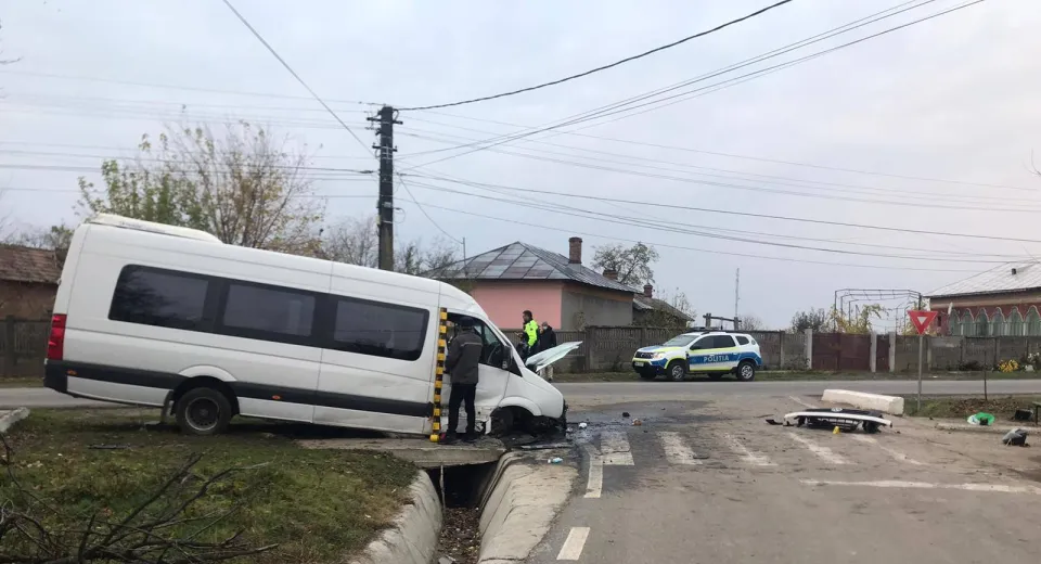 Foto Microbuz cu 10 persoane, implicat în accident într-o comună din Olt 