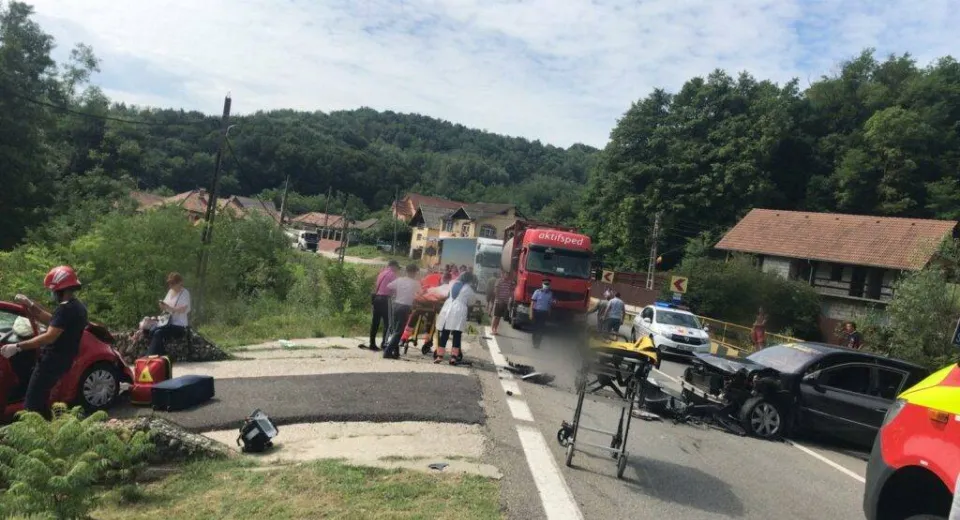 Foto Trafic blocat pe DN 7, în județul Vâlcea. Impact între două mașini 