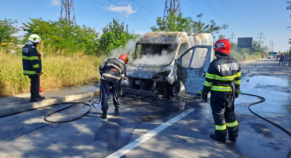 Foto Dubiță mistuită de flăcări, la ieșire din Slatina 