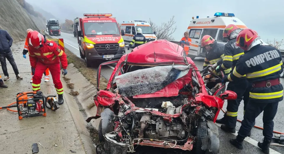 Foto Mehedinți: Două persoane au murit, după ce un autoturism și un camion s-au lovit 