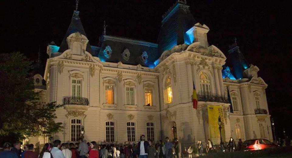 Foto Voluntarii craioveni - ghizi pentru o seară, la Muzeul de Artă