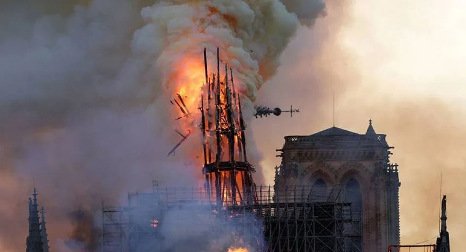 Foto Catedrala pariziană Notre-Dame, în flăcări