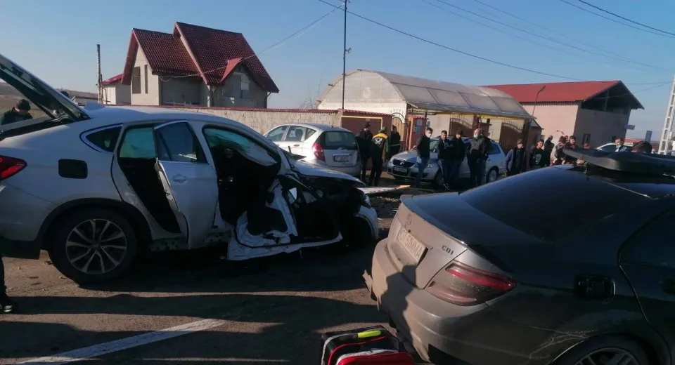 Foto Grav accident de circulație într-o comună din Olt. Fetiță de 5 ani, preluată de elicopterul SMURD