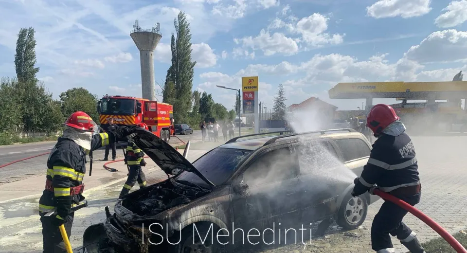 Foto Mehedinți: O mașină a luat foc la Vânju Mare 