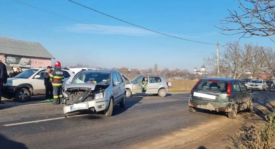 Foto Trei mașini implicate într-un accident rutier, la Osica de Sus. Două persoane au ajuns la spital  