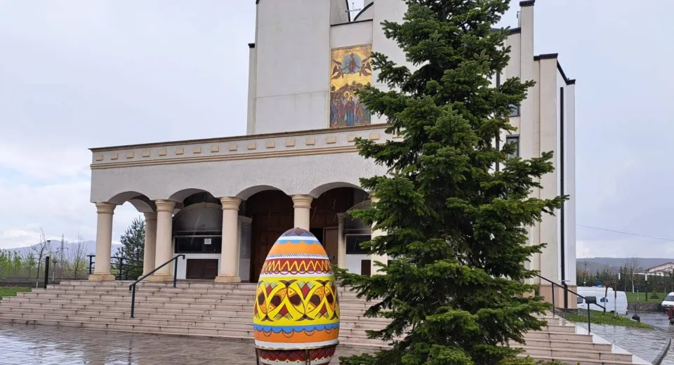 Foto Ouă gigant amplasate în mai multe zone din Râmnicu Vâlcea. Au fost pictate manual 