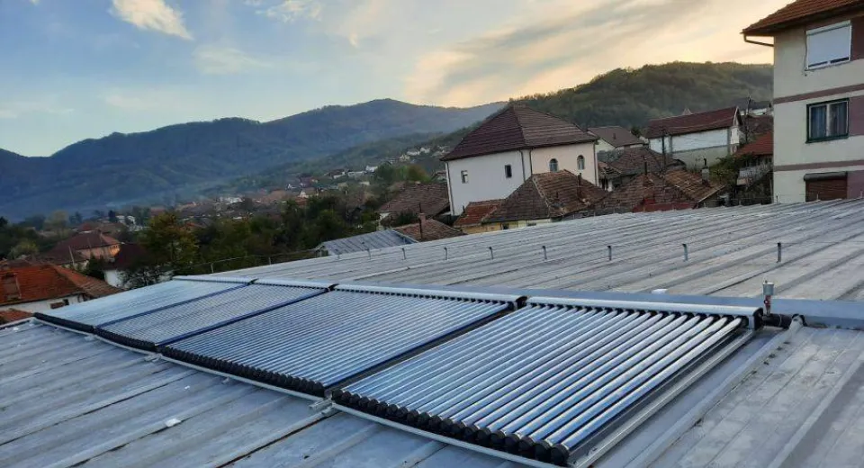 Foto Călimăneşti: Sală de sport dotată cu centrală termică solară și panou fotovoltaic