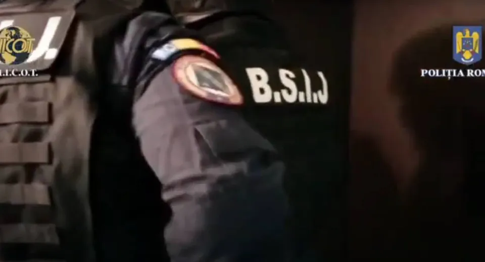 Foto Percheziții în Vâlcea la suspecți care au încheiat contracte de credit fără acoperire