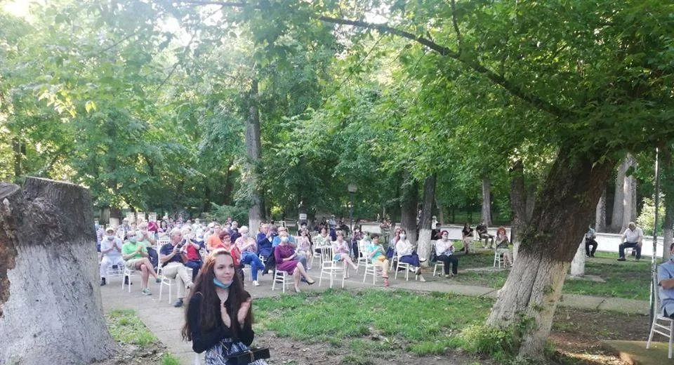 Foto Horia Mihail şi Pianul Călător au poposit în Parcul „Poroineanu” din Caracal