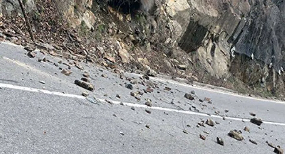 Foto Căderi de pietre în Bumbești-Jiu. Circulaţie îngreunată pe Defileul Jiului