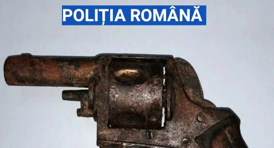 Foto O tânără dintr-o comună din Olt a încercat să vândă un pistol 