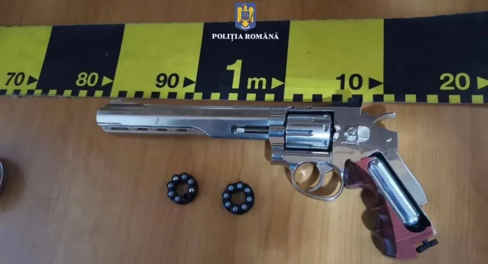 Foto Percheziții în Mehedinți. Armă deținută ilegal, ridicată de polițiști 