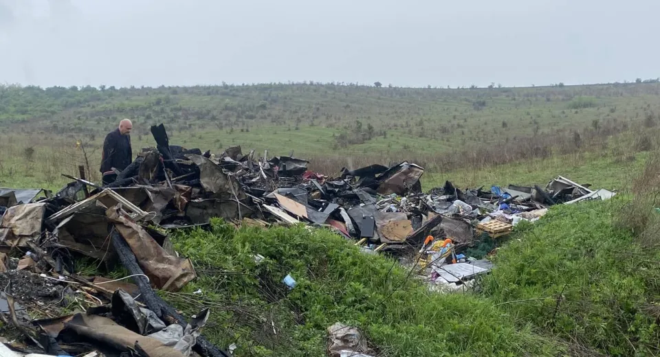 Foto Unde nu-i cap...vai de câmpiile din Pleșoi. Primăria a aruncat deșeurile din incediu pe un teren din extravilanul localității  
