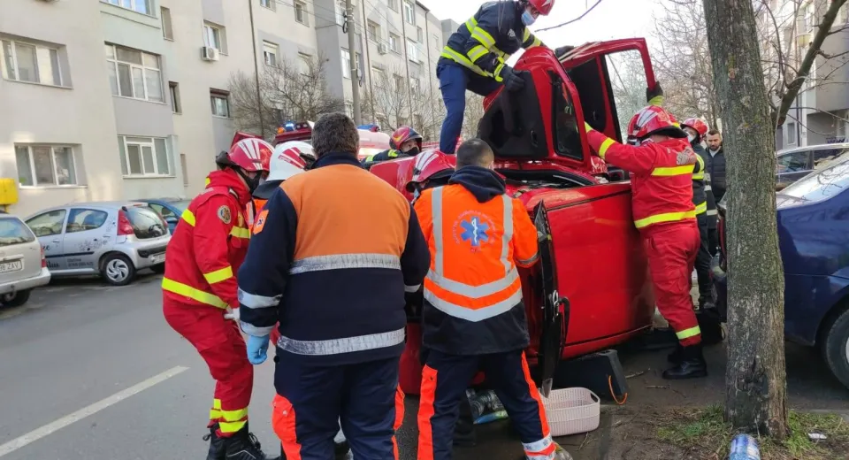 Foto Mașină răsturnată, în municipiul Slatina 