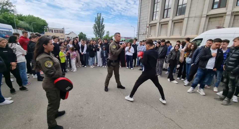 Foto De ce să alegi meseria de polițist 