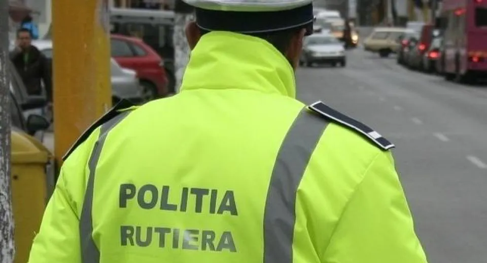 Foto Microbuz, încărcat până la refuz cu pasageri. Șoferul, amendat