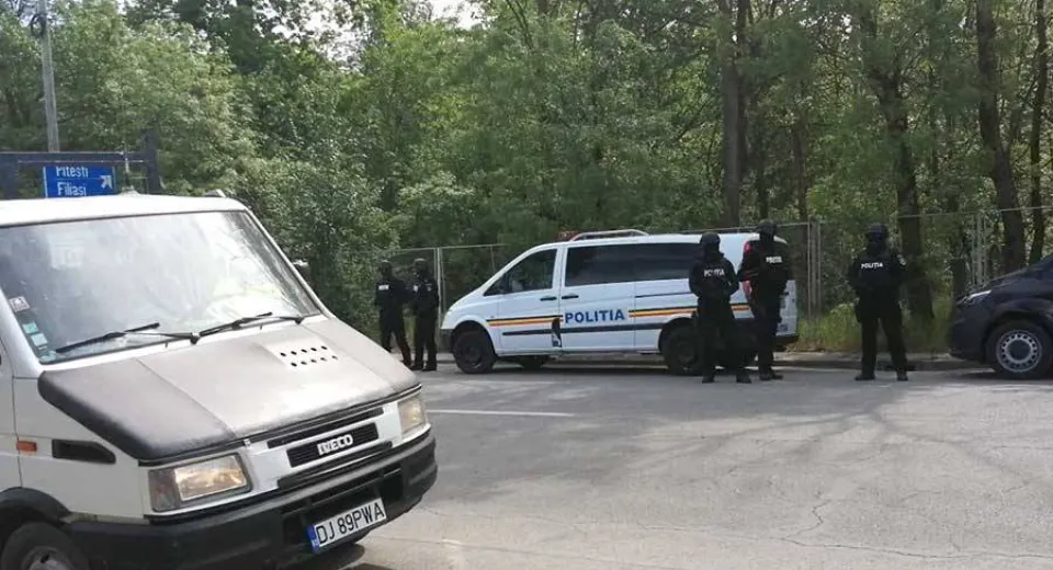 Foto Polițist lovit, la Apele Vii