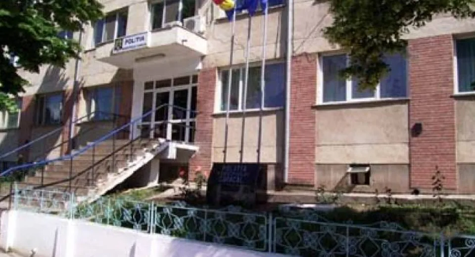 Foto Poliţist din Olt suspect într-un caz de proxenetism și cămătărie, destituit din Poliție