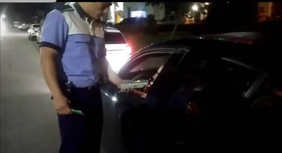 Foto S-a urcat beat la volan, a produs un accident și a fugit. Polițiștii l-au reținut