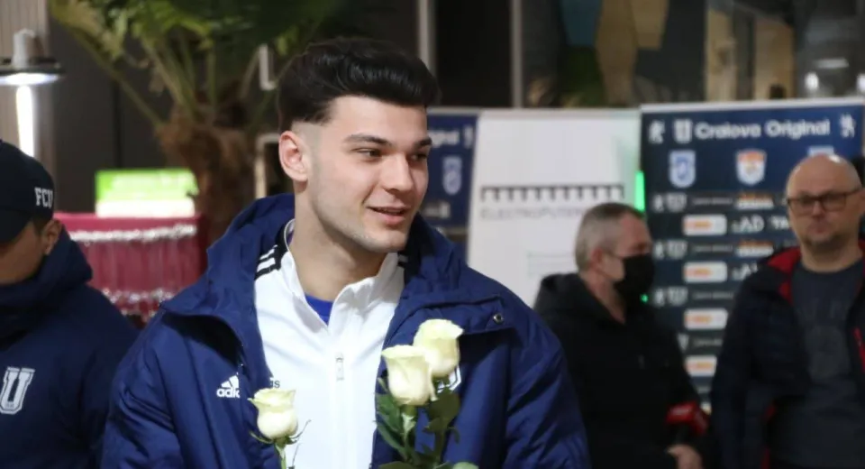 Foto Fotbaliștii Științei și Napoli le-au oferit flori doamnelor și domnișoarelor de 8 Martie în Bănie!