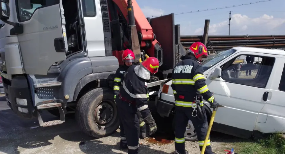 Foto Vâlcea: Impact între un camion și o dubă, în localitatea Băbeni 