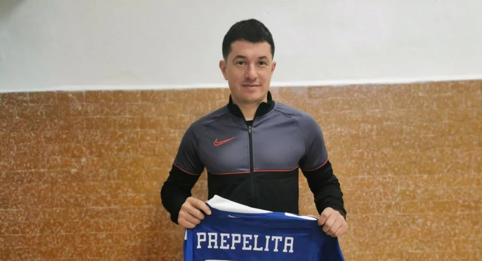 Foto EXCLUSIV. Andrei Prepeliță a primit cu mândrie un tricou din partea conducătorilor Științei!