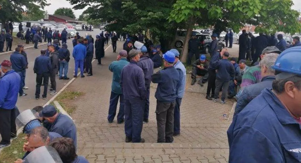 Foto Angajații Fabricii de Vagoane din Caracal continuă seria protestelor 