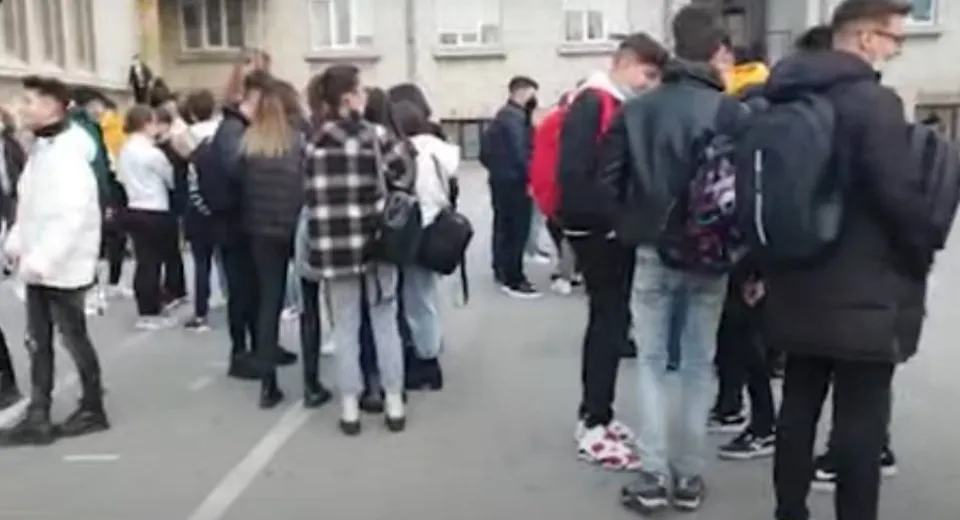 Foto Proteste în mai multe școli din Craiova. Ce nemulțumiri au elevii 