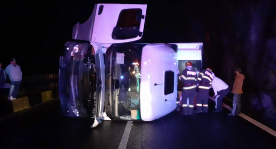 Foto Un camion încărcat cu înghețată s-a răsturnat pe o șosea din Vâlcea