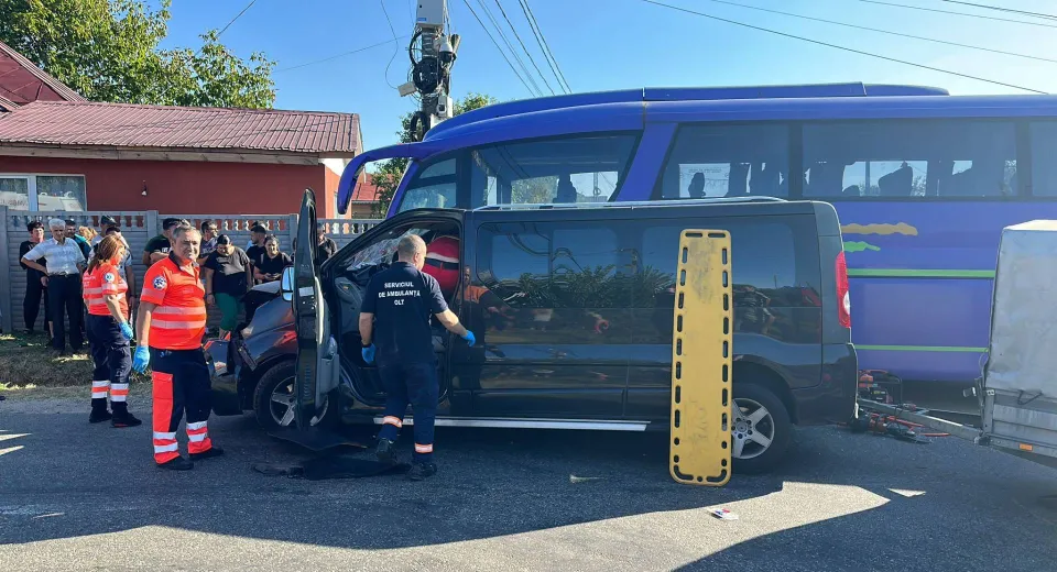 Foto FOTO: Plan Roșu de Intervenție în județul Olt. Accident între un autorcar și o autoutilitară