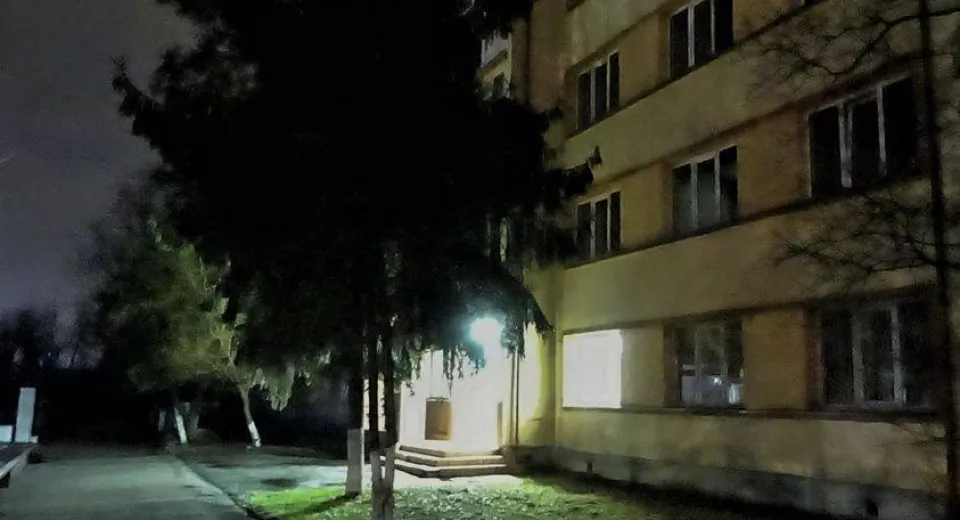 Foto Cinci tineri ucrainieni și un pisoi, adăpostiți la Râmnicu Vâlcea