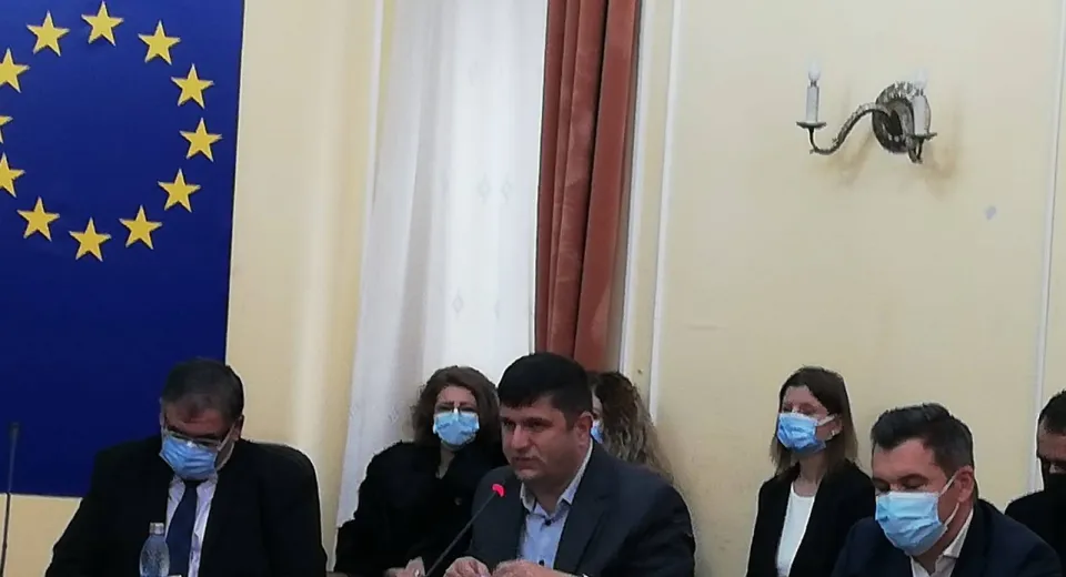 Foto Scenă de AUR: Deputatul Ringo a dat cu masca de pământ în timpul ceremoniei de înmânare a mandatelor de parlamentari
