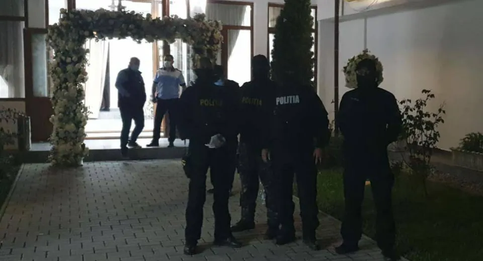 Foto Nuntă de romi, oprită de polițiști  