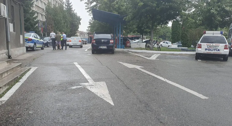 Foto Tânăr reținut, după ce a fost prins fără permis de conducere, pentru a șaptea oară
