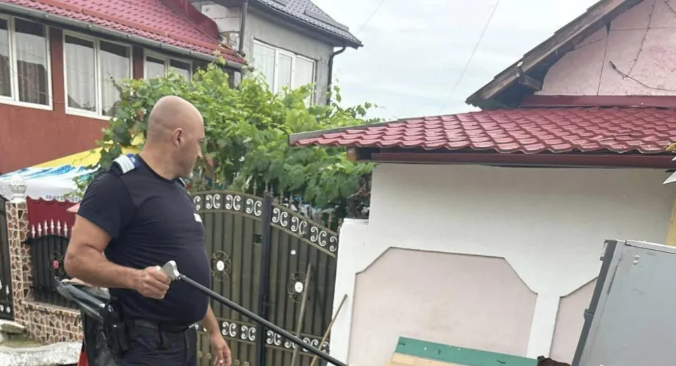 Foto Un șarpe a fost scos dintr-un aparat de cafea, într-o comună din Mehedinți