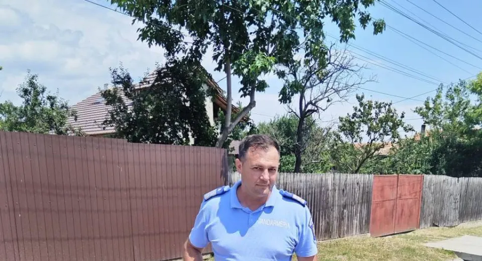 Foto Doi șerpi, îndepărtați de jandarmi, din gospododării din Mehedinți