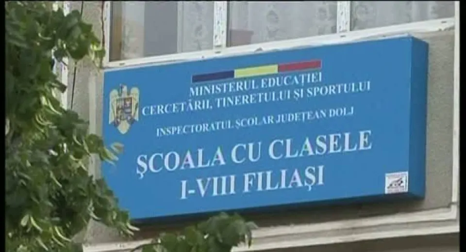 Foto Profesorii și părinții din Filiași cer ca directorul școlii să rămână în funcție 