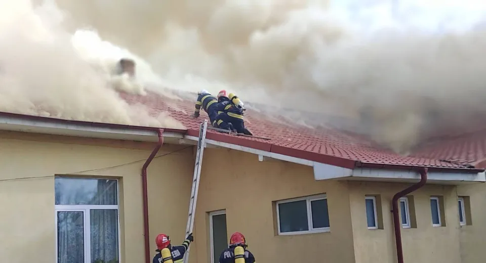 Foto (UPDATE) Incendiu la o școală din județul Olt 