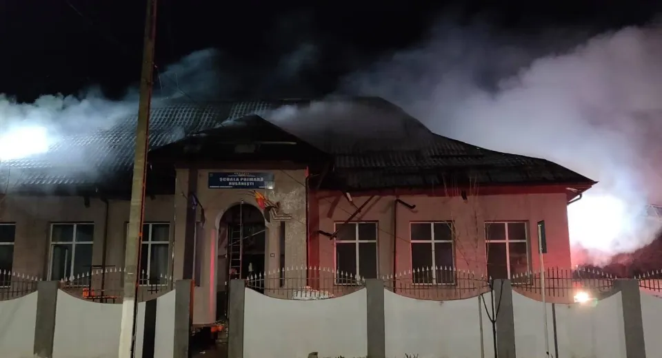 Foto OLT: Școală din Rusănești cuprinsă de un incendiu 