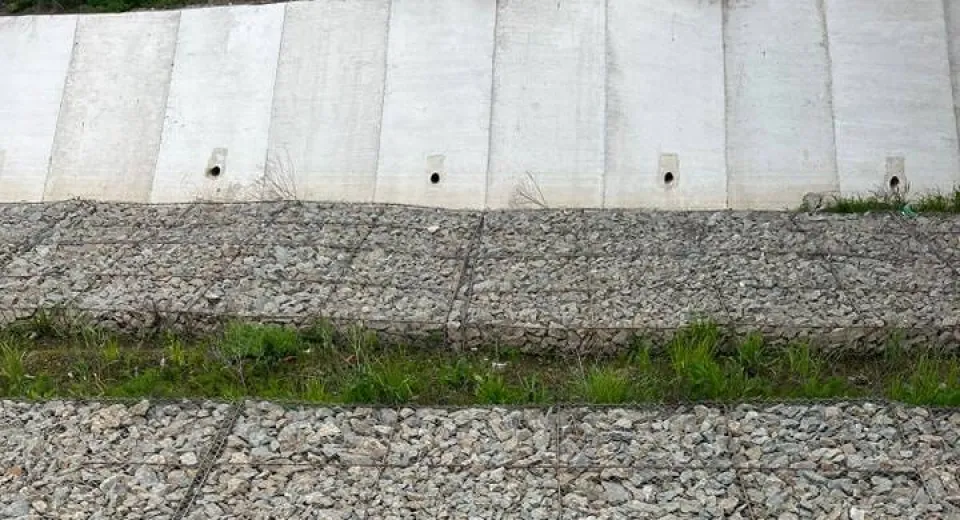 Foto S-au furat plasele care susțin pietrele din gabioanele montate pe Drumul Expres. Plângere penală 