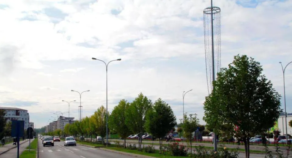 Foto Râmnicu Vâlcea: a început decorarea oraşului pentru sărbătorile de iarnă