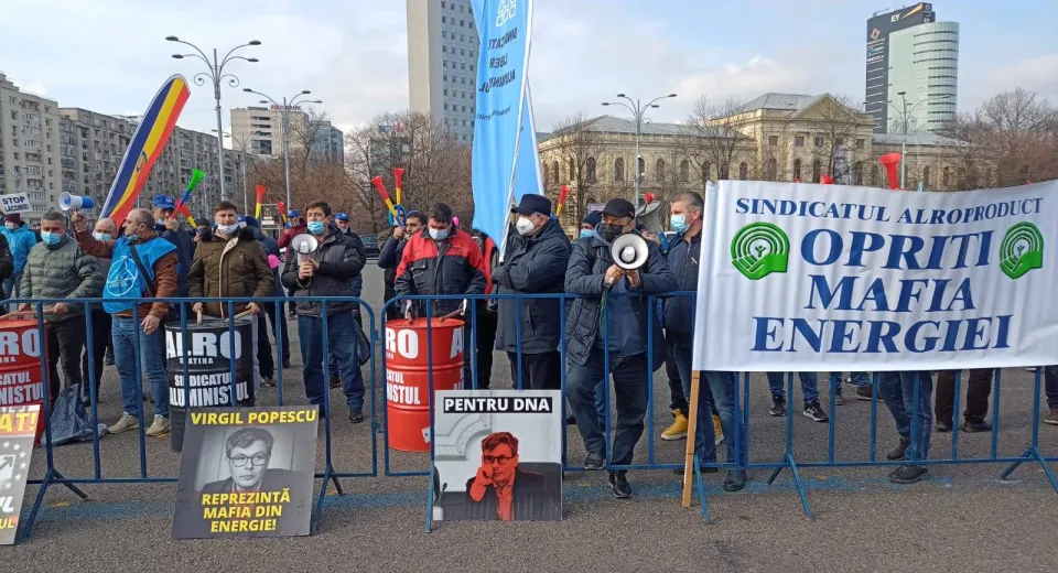 Foto Sute de sindicaliști Alro Slatina, protest în fața Ministerului Energiei 
