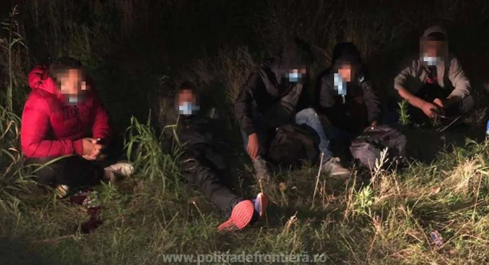 Foto Șase sirieni, depistaţi trecând ilegal frontiera peste Dunăre, cu o ambarcaţiune