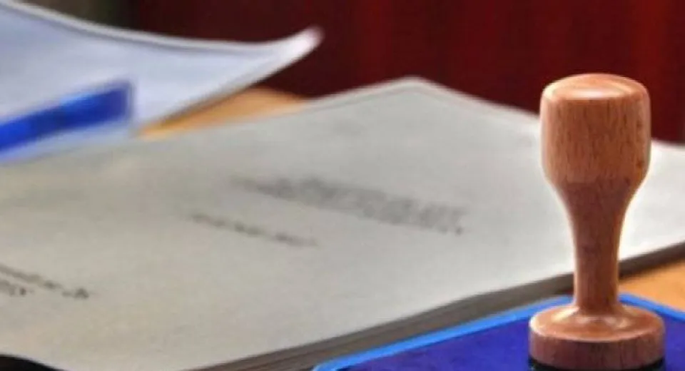 Foto La Pleșoi, ștampila de control a ajuns acasă la președintele secției de votare