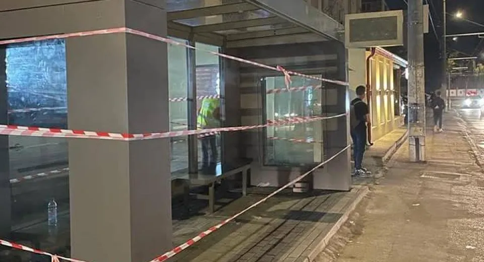 Foto Stații moderne pentru călători la Tâgu Jiu. Prima a fost montată 