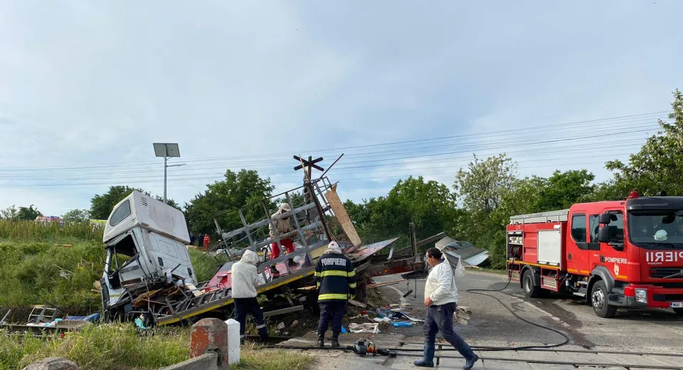 Foto FOTO. Mașină care transporta stupi de albine, lovită de tren, în județul Olt 