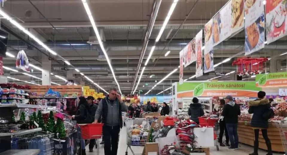 Foto Dincolo de teorie: BNR laudă plafonarea adaosului comercial, eticheta de la raft tinde să o contrazică